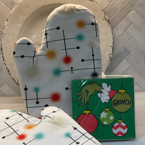 Retro Bundle: Pair of Oven Mitts + Grinch Holiday Napkins - Picture 11 of 11